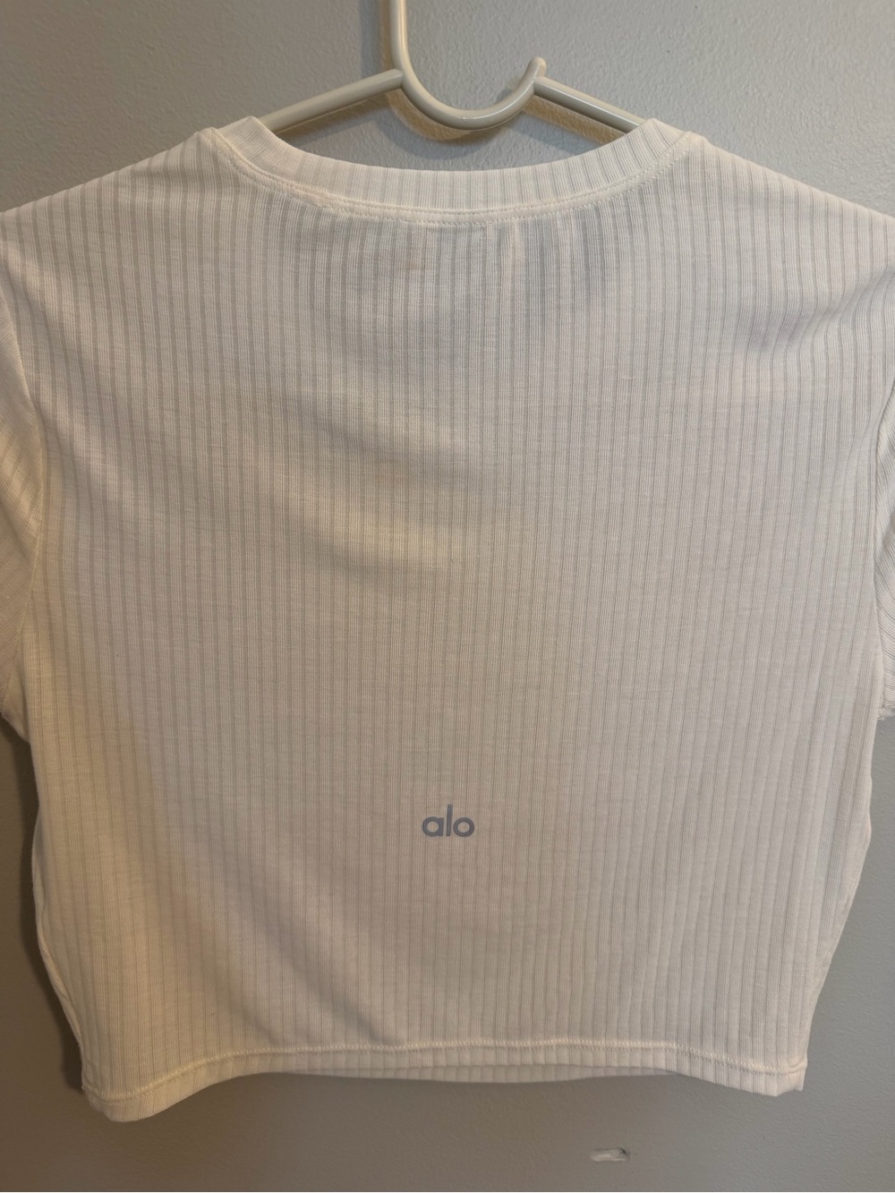 ALO Yoga Ribbed Sea Coast Cropped Short Sleeve Tee - White - Picture 6 of 6